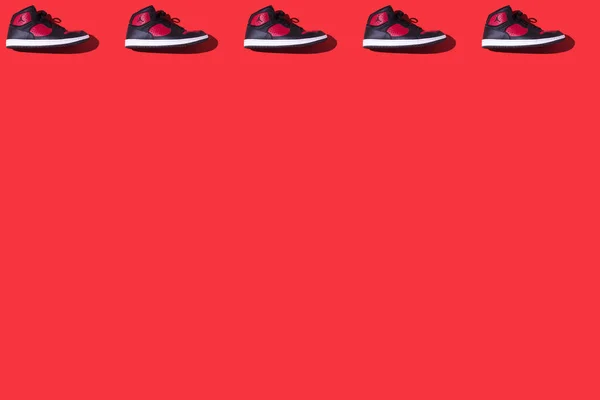黑色和红色的Nπjordan Access运动鞋的样式 在上半部分 红色背景 运动鞋 迈克尔 收藏品和休闲装的概念 — 图库照片