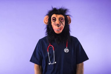 Maymun maskesi ve doktor kıyafetiyle gizlenmiş, fonendoskoplu, mor arka planda. MONKEYPOX, Salgın, Salgın, Nijerya ve çiçek hastalığı kavramı.