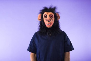 Mor arka planda, maymun maskeli ve doktor kıyafetli kılık değiştirmiş biri. MONKEYPOX, Salgın, Salgın, Nijerya ve çiçek hastalığı kavramı.