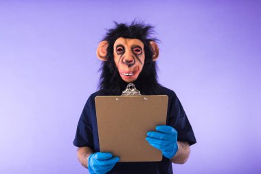 Maymun maskesi ve doktor kıyafeti giymiş, elinde mor arka planda bir klasör tutan biri. MONKEYPOX, Salgın, Salgın, Nijerya ve çiçek hastalığı kavramı.