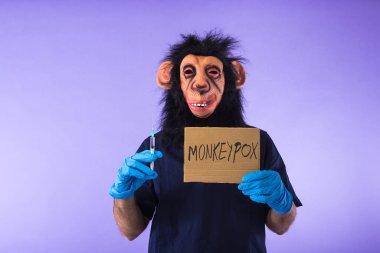 Maskeli bir maymun, hemşire kıyafetli, üzerinde 