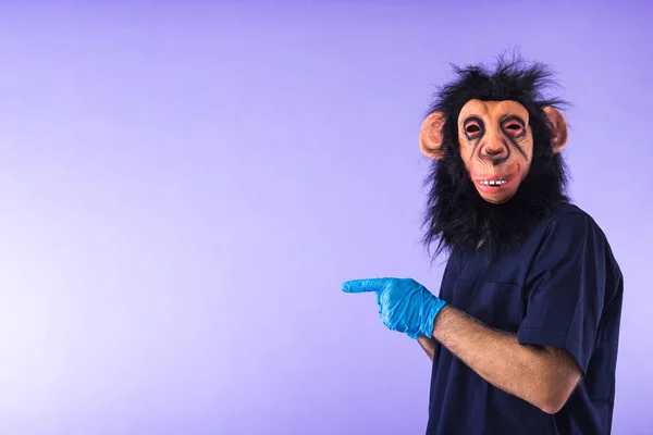 Ukryta Osoba Masce Małpy Stroju Lekarza Wskazując Bok Palcami Fioletowym — Zdjęcie stockowe