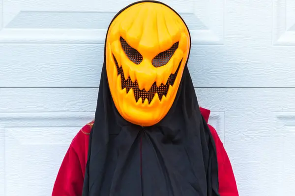 Detailní Záběr Holčičky Děsivé Dýňové Masce Halloweenu Opírající Bílé Dveře — Stock fotografie