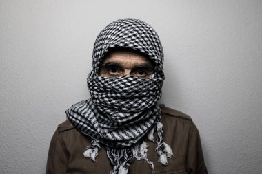 Beyaz arka planda, Filistin başörtüsü ya da Shemagh takan asker portresi. Milis, terörizm, savaş, Filistin, İsrail, terör, korku, güvensizlik, çatışma kavramı.