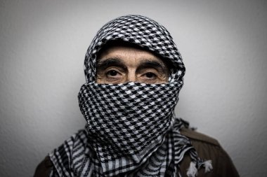 Beyaz arka planda, Filistin başörtüsü ya da Shemagh takan asker portresi. Milis, terörizm, savaş, Filistin, İsrail, terör, korku, güvensizlik, çatışma kavramı.
