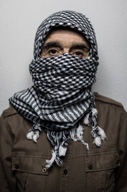 Beyaz arka planda, Filistin başörtüsü ya da Shemagh takan asker portresi. Milis, terörizm, savaş, Filistin, İsrail, terör, korku, güvensizlik, çatışma kavramı.