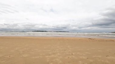 Praia do Norte 'nin 2024 yılında Portekiz' in Nazar kentindeki havadan görüşü. Dalgalar deniz taşlarına çarptı. Büyük dalga, sörf, Atlantik, deniz, tehlike, sörf, Praia do Norte.