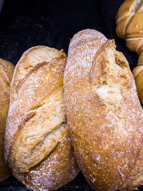 Sepetteki çeşitli ekmek parçaları. Fırın, zanaat, hazırlık, buğday, glütensiz, glüten, yemek, hamur işi ve un kavramı.