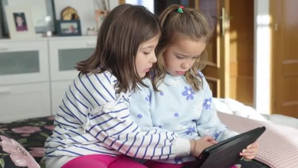 Dvě Sestry Dívají Tablet Sedící Kameře Koncept Hry Učení Baví — Stock video