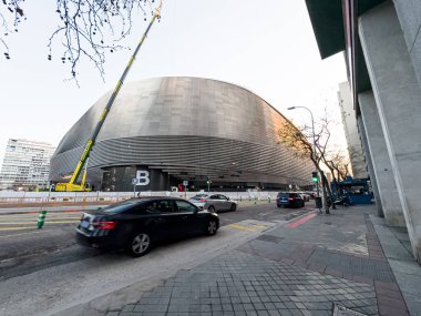 Madrid, İspanya - 1 Şubat 2024: Yenileme çalışmaları sırasında Santiago Bernabeu futbol stadyumunun dışı.