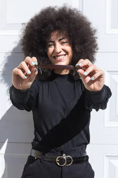 Młoda Biała Kobieta Afro Stylowymi Włosami Ubrana Czarno Opierająca Się Zdjęcie Stockowe