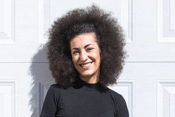 Młoda Biała Kobieta Afro Stylowymi Włosami Ubrana Czarno Opierająca Się Obrazek Stockowy