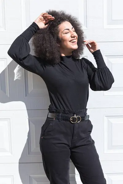 Młoda Biała Kobieta Afro Stylowymi Włosami Ubrana Czarno Opierająca Się Obraz Stockowy