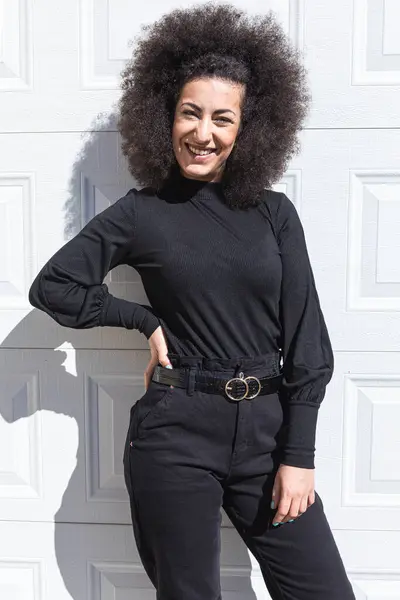 Młoda Biała Kobieta Afro Stylowymi Włosami Ubrana Czarno Opierająca Się Zdjęcia Stockowe bez tantiem