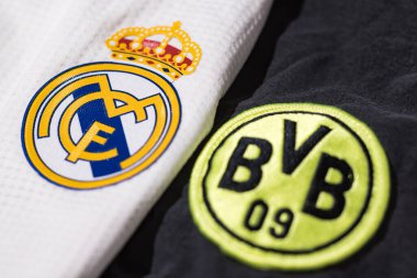 Gömleğindeki odaklanmış Real Madrid kalkanının yanında Borussia Dortmund kalkanı etkisiz hale getirilmiş. UEFA Şampiyonlar Ligi 'nin son konsepti 1 Haziran 2024