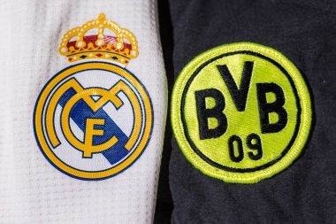 Gömleğindeki Real Madrid kalkanının yanında Borussia Dortmund kalkanı var. UEFA Şampiyonlar Ligi 'nin son konsepti 1 Haziran 2024