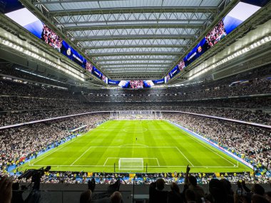 MADRID - 21 Nisan 2024: Madrid Real Madrid Stadyumu, Santiago Bernabeu 'nun üst güvertesi Madrid, İspanya' da genişletilmiştir..
