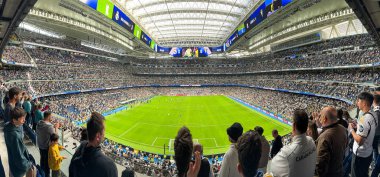 MADRID - 4 Mayıs 2024: Madrid, İspanya 'daki Real Madrid stadyumunun panomarik açılı görüntüsü, Santiago Bernabeu, üst güverte genişletildi..
