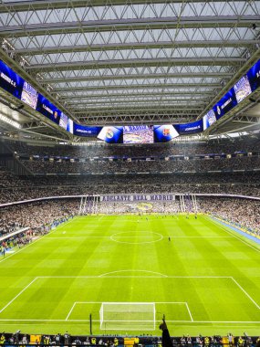 MADRID - 21 Nisan 2024: Madrid Real Madrid Stadyumu, Santiago Bernabeu 'nun üst güvertesi Madrid, İspanya' da genişletilmiştir..