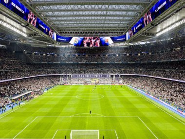 MADRID - 21 Nisan 2024: Madrid Real Madrid Stadyumu, Santiago Bernabeu 'nun üst güvertesi Madrid, İspanya' da genişletilmiştir..