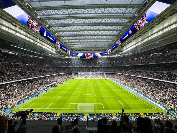 MADRID - 21 Nisan 2024: Madrid Real Madrid Stadyumu, Santiago Bernabeu 'nun üst güvertesi Madrid, İspanya' da genişletilmiştir..