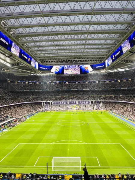 MADRID - 21 Nisan 2024: Madrid Real Madrid Stadyumu, Santiago Bernabeu 'nun üst güvertesi Madrid, İspanya' da genişletilmiştir..