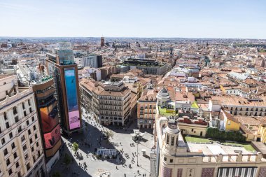 Madrid, İspanya-13 Nisan 2023: Madrid 'in tarihi merkezinde Plaza de Callao' nun yukarısından görüntü.