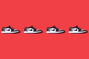 Air Jordan 1 Low Wmns Panda Siyah ve Beyaz spor ayakkabı modeli, arka arkaya, kırmızı arka planda. Spor ayakkabıları, basketbol, retro, Michael Jordan, moda, koleksiyon ve günlük.