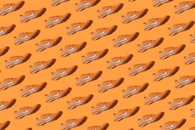 Atletik çiviler, Nike ejderhası Fly Electric, turuncu renkli, turuncu bir arka plan. Atletizm, hız, spor, ayakkabı, çiviler, rekabet ve yarış.