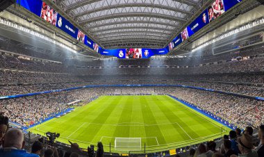 MADRID - 19 Ağustos 2025: Madrid, İspanya 'daki Real Madrid Stadyumu' nun panoramik açılı manzarası, üst güverte genişletilmiştir..