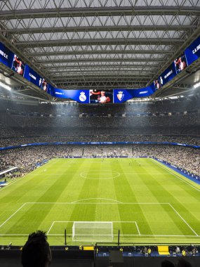 MADRID - 19 Ağustos 2025: Madrid Real Madrid Stadyumu, Santiago Bernabeu, üst güverte, Madrid, İspanya.