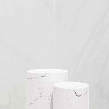 Pastel arka planda boş beyaz mermer podyum. Yeni ürün için konsept sahne gösterisi, tanıtım satışı, afiş, sunum, kozmetik, sıralama