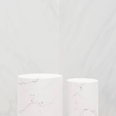 Pastel arka planda boş beyaz mermer podyum. Yeni ürün için konsept sahne gösterisi, tanıtım satışı, afiş, sunum, kozmetik, sıralama