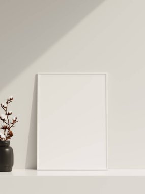 Güneş ışığında gölgesi ve vazosu olan boş poster çerçevesi
