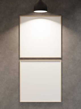 Boş bir çerçeve asılı duvarda spot ışıklarıyla