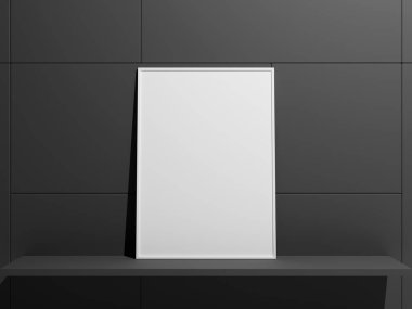 Boş bir çerçeve duvara dayanıyor.