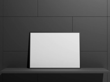 Boş bir çerçeve duvara dayanıyor.