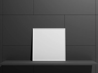 Boş bir çerçeve duvara dayanıyor.