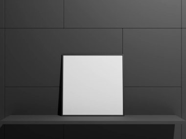 Boş bir çerçeve duvara dayanıyor.