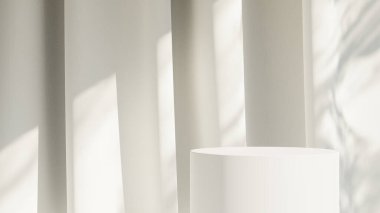 Beyaz ürün podyum arka planında güneş ışığı gölge oluşturur