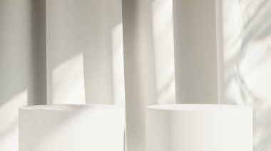 Beyaz ürün podyum arka planında güneş ışığı gölge oluşturur