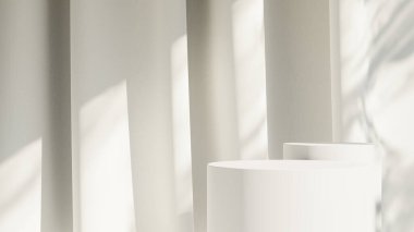 Beyaz ürün podyum arka planında güneş ışığı gölge oluşturur