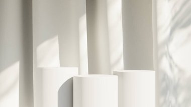 Beyaz ürün podyum arka planında güneş ışığı gölge oluşturur