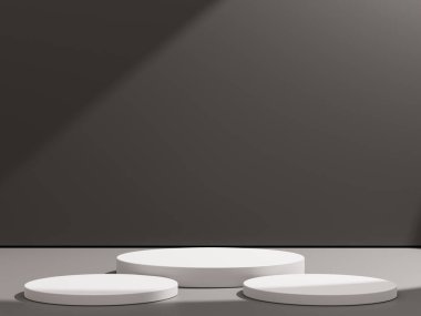 Ürün ekran platformu ile basit bir boş lüks siyah gradyan. Beyaz podyum kaidesi olan boş bir stüdyo..