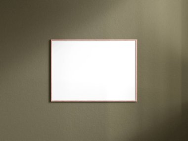 Koyu kahverengi duvarda çerçevesi olan boş bir poster.