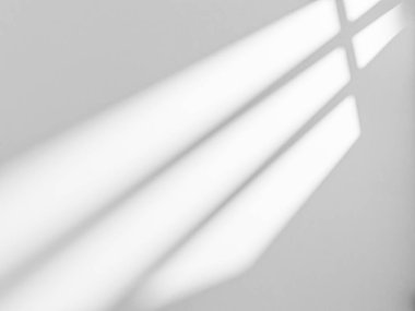 Beyaz duvarda gri pencere gölgesi ve ışık bulanık arkaplan.