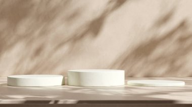 Kahverengi arka plan duvarında bitki gölgesi olan güzellik ve kaplıca ürünleri için taş podyum. Ürün yerleştirme için lüks granit malzeme nötr estetik iç mekan