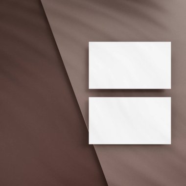 Kahverengi arkaplanda boş kartvizitler