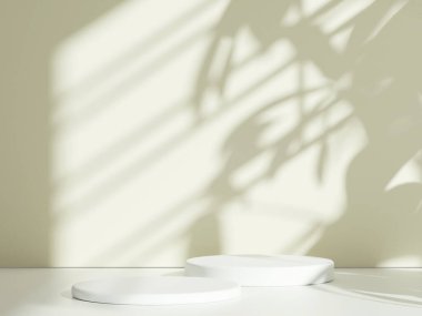Beyaz silindirik podyum, ağaç yaprağı gölgesi arkaplanı yumuşak güneş ışığıyla aydınlatılıyor.