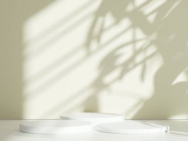 Beyaz silindirik podyum, ağaç yaprağı gölgesi arkaplanı yumuşak güneş ışığıyla aydınlatılıyor.